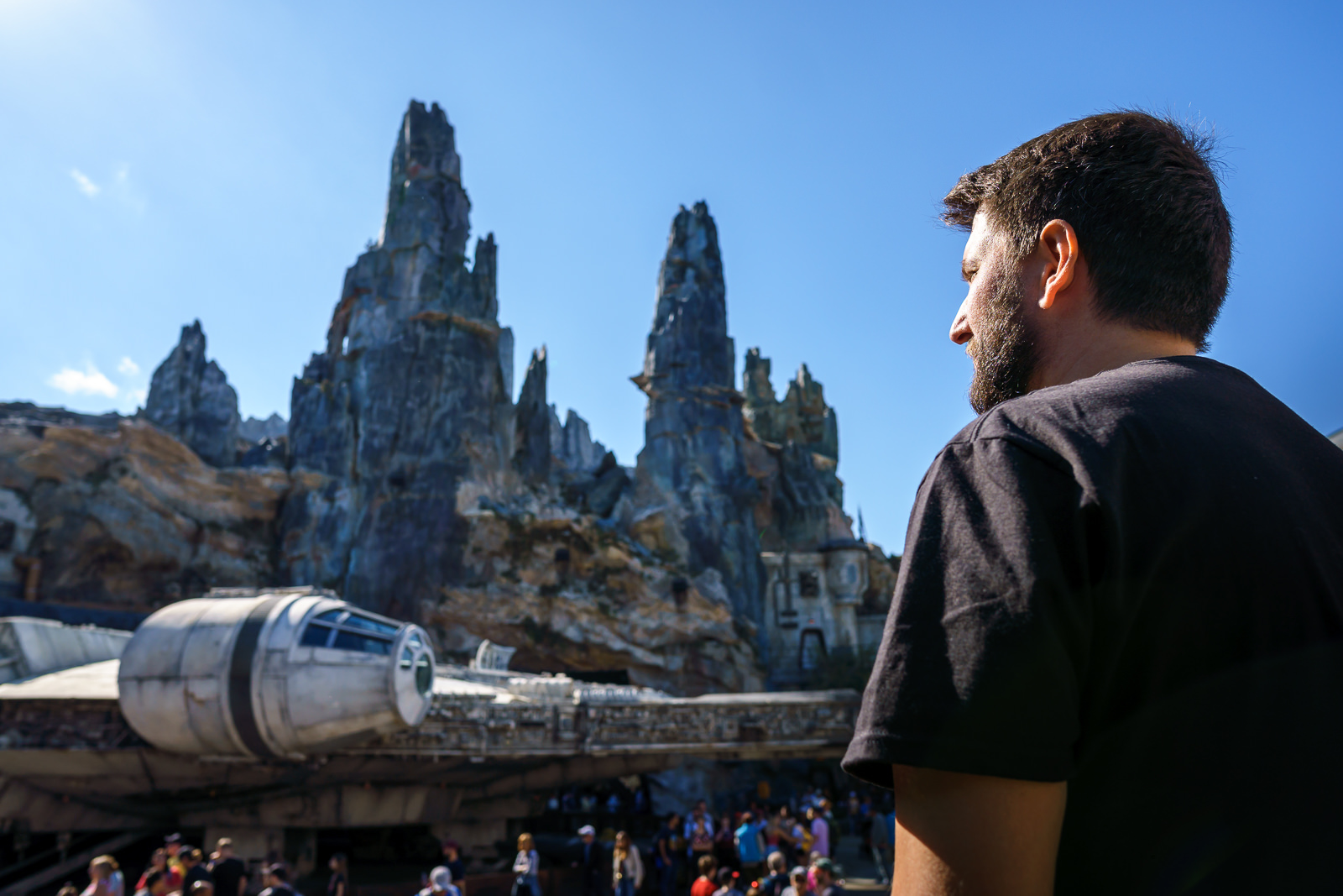 Millennium Falcon e as torres de Batuu em Star Wars Galaxys Edge