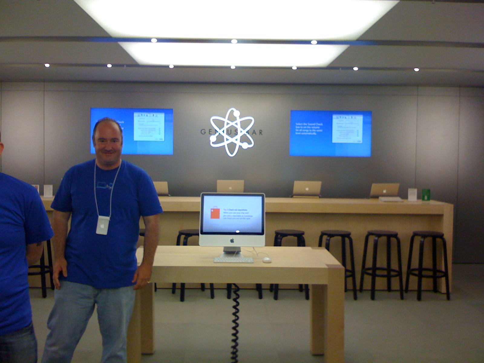 Genius Bar dentro de uma loja da Apple, balcão de suporte técnico