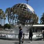 Globo giratório na entrada do parque Universal Studios Hollywood em Los Angeles