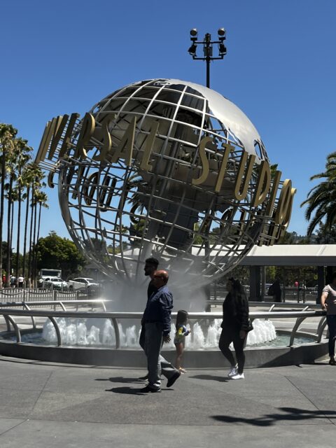 Globo giratório na entrada do parque Universal Studios Hollywood em Los Angeles