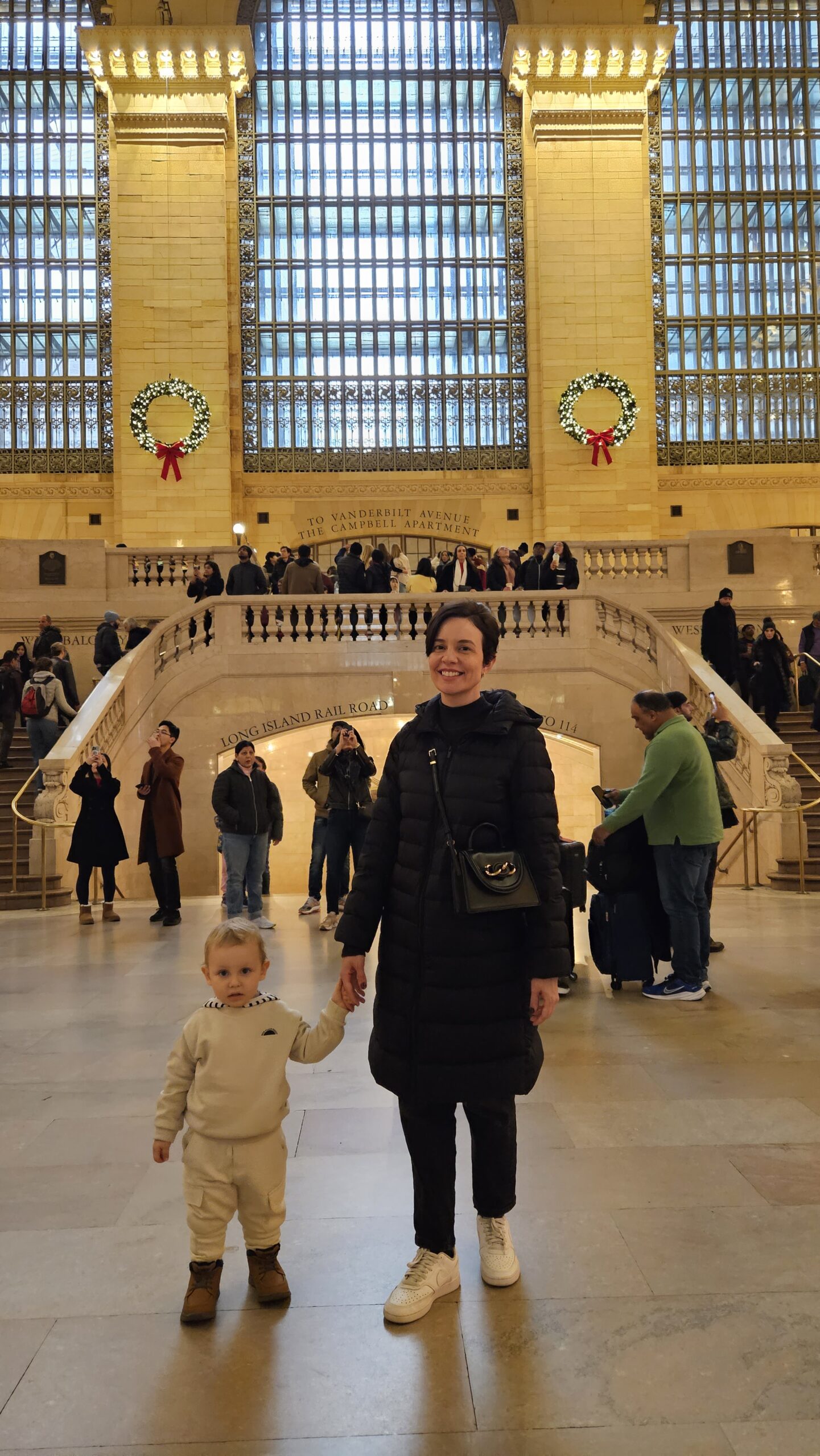 Família no Grand Central Terminal decorado de Natal em Nova York