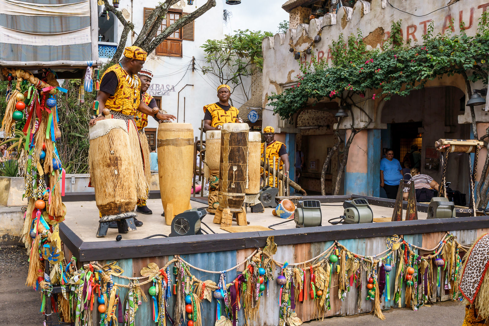 Apresentação de percussão africana no Harambe Market, no parque Animal Kingdom