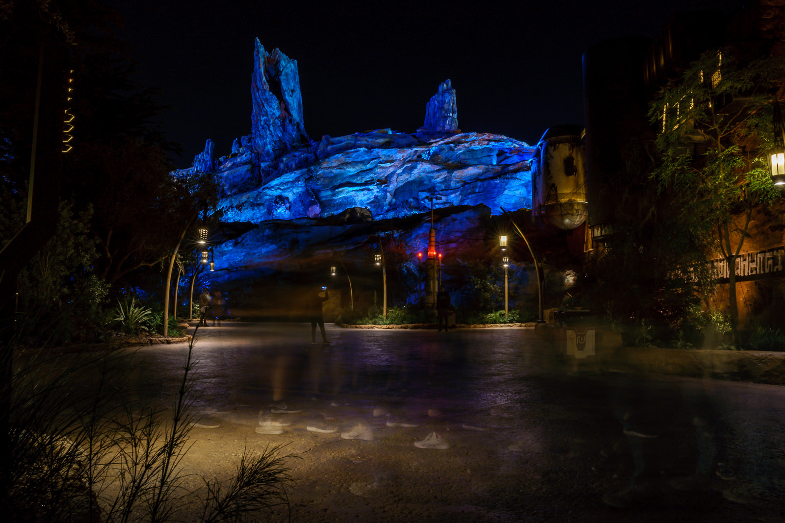 Formações rochosas iluminadas em azul à noite na área de Star Wars em Hollywood Studios