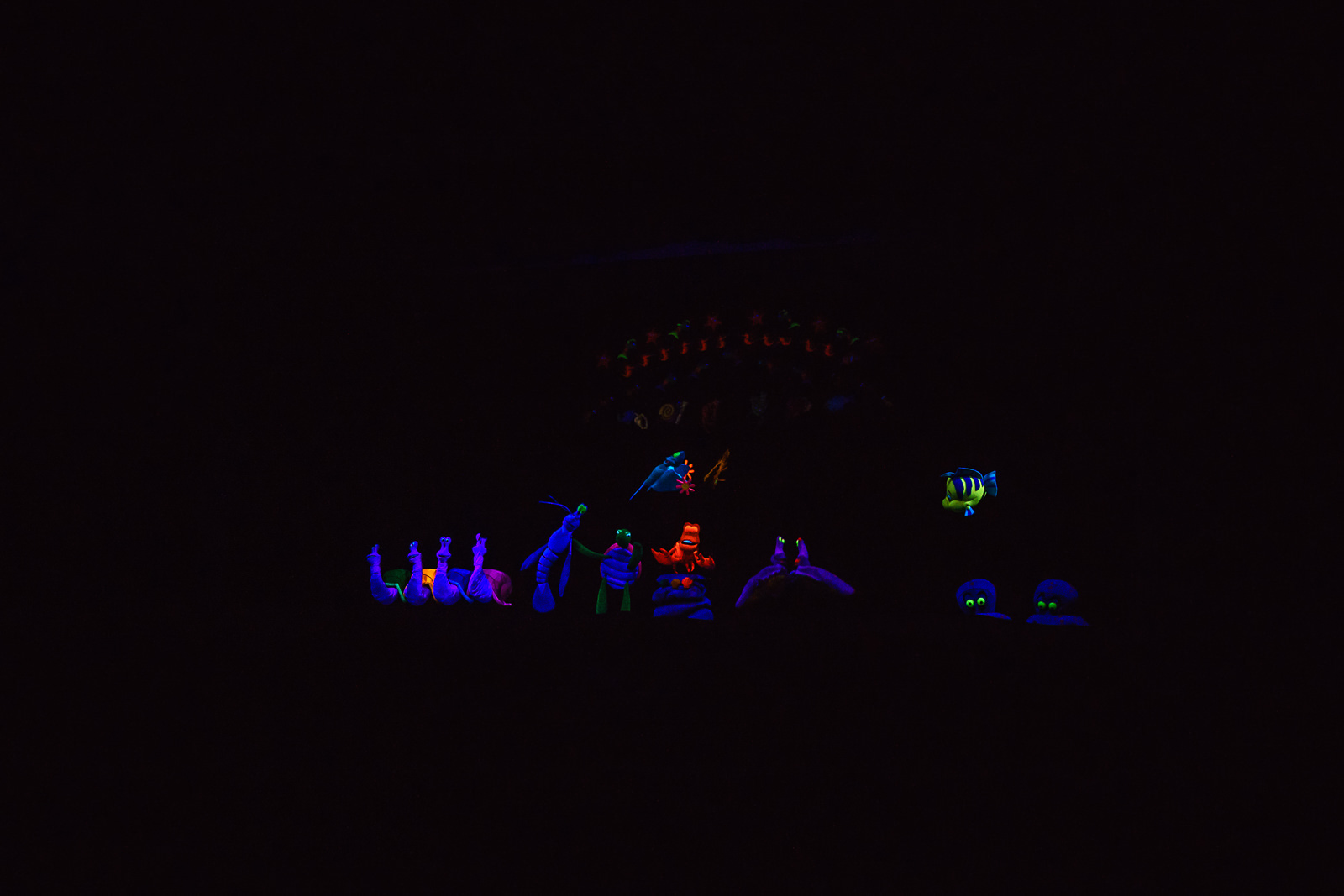 Show de bonecos com luz negra em apresentação noturna dentro de Hollywood Studios