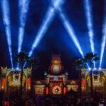 Show noturno de luzes e fogos na fachada do Chinese Theatre em Hollywood Studios