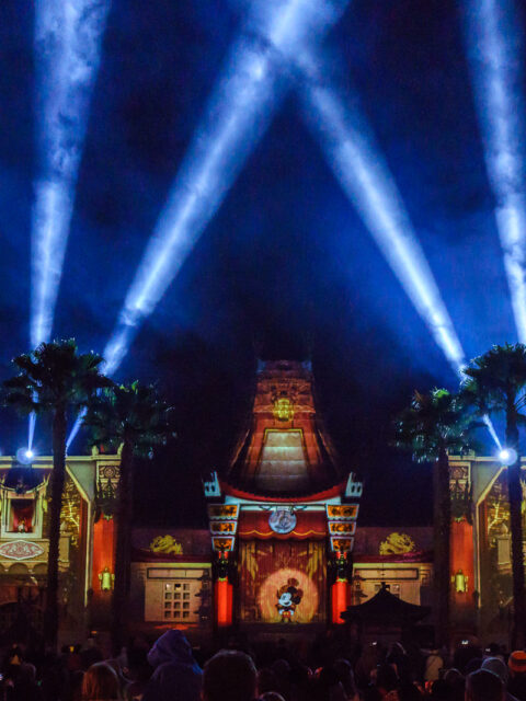 Show noturno de luzes e fogos na fachada do Chinese Theatre em Hollywood Studios