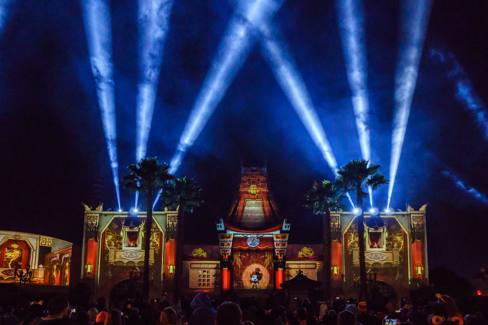 Show noturno de luzes e fogos na fachada do Chinese Theatre em Hollywood Studios