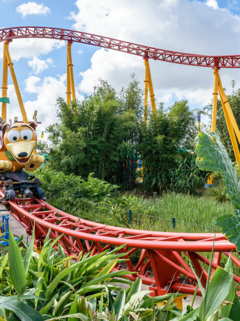 Montanha-russa Slinky Dog Dash em formato do cachorro Slinky no Toy Story Land, Hollywood Studios