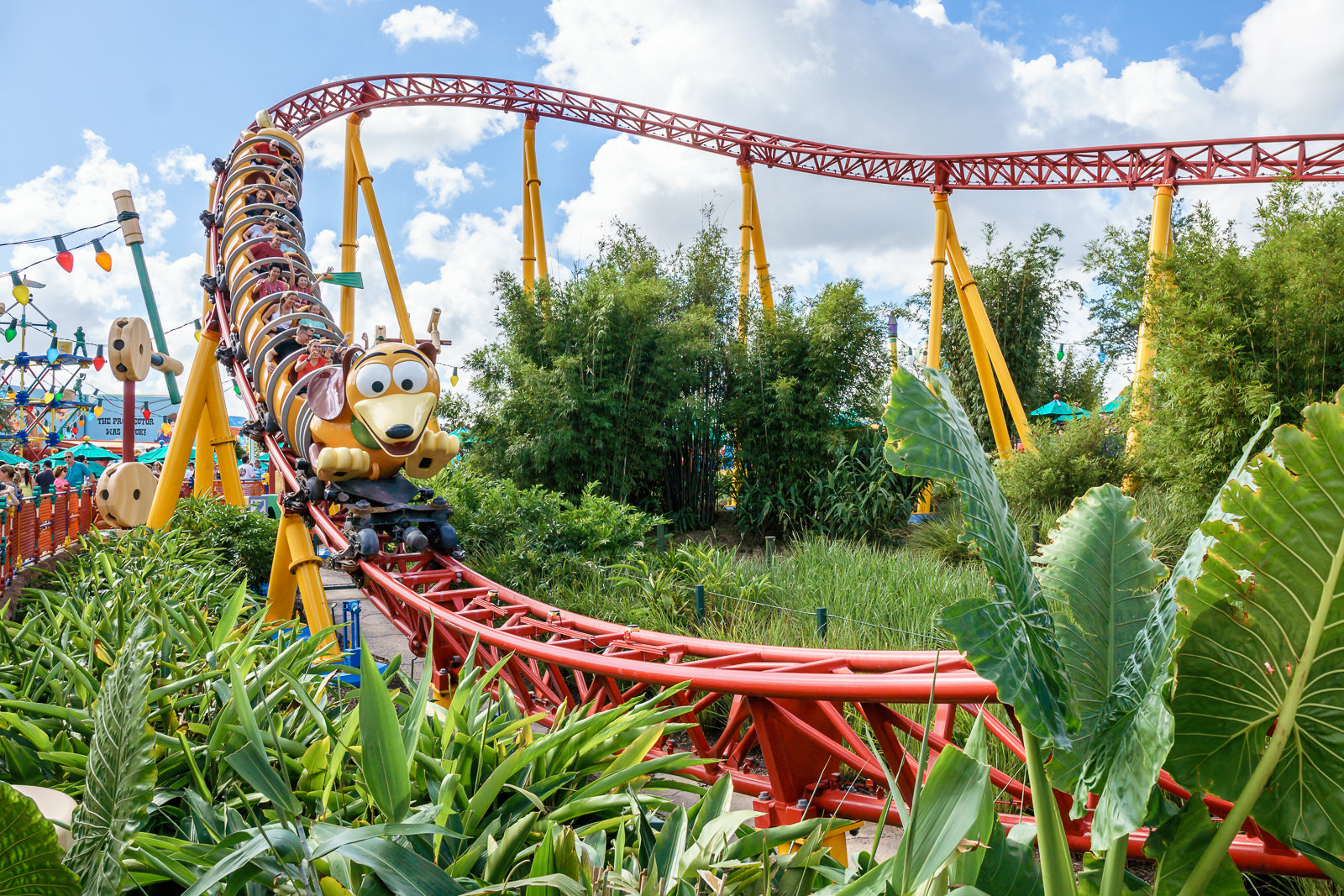 Montanha-russa Slinky Dog Dash em formato do cachorro Slinky no Toy Story Land, Hollywood Studios