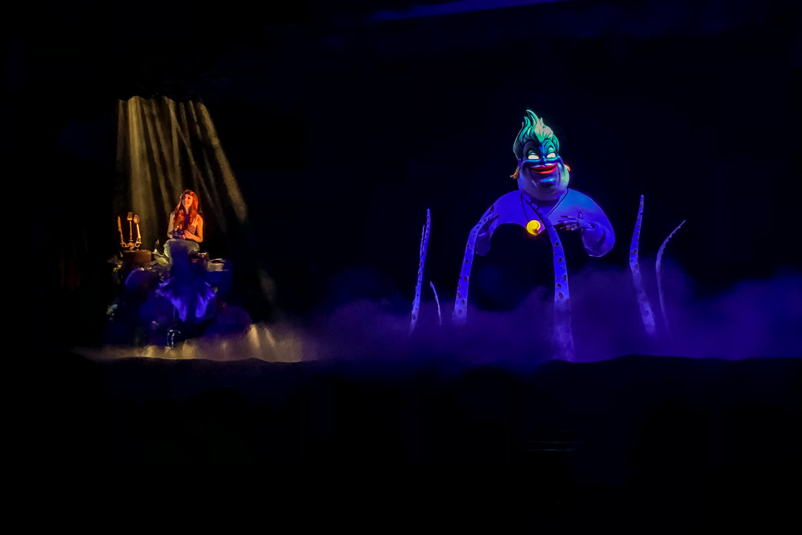 Personagem Ursula em apresentação noturna dentro de teatro coberto em Hollywood Studios