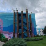 Fachada do hotel Art of Animation Resort com estatuas do filme Procurando Nemo