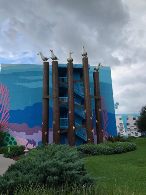 Fachada do hotel Art of Animation Resort com estatuas do filme Procurando Nemo