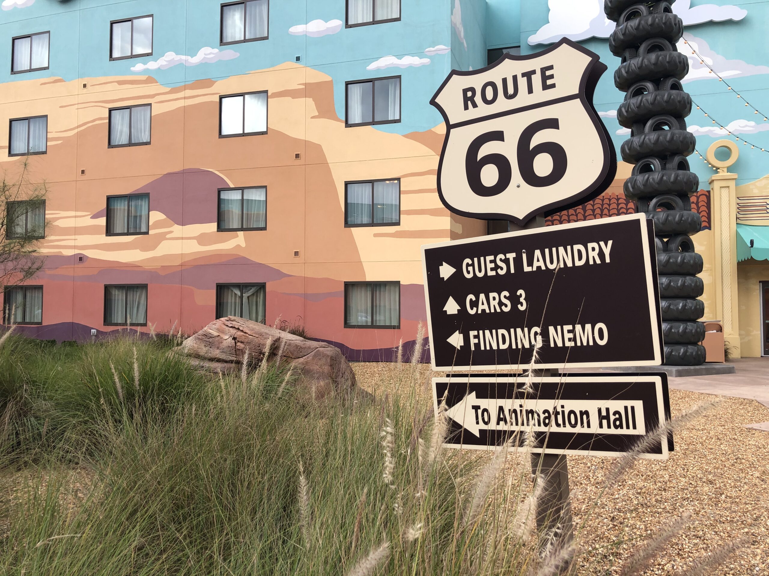 Fachada tematica Route 66 do hotel Art of Animation da Disney em Orlando