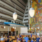 Concourse do Contemporary Resort com o monotrilho da Disney passando por dentro do prédio