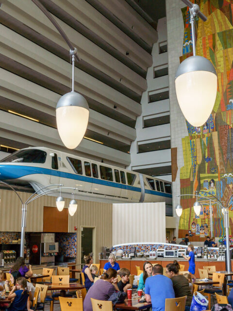 Concourse do Contemporary Resort com o monotrilho da Disney passando por dentro do prédio