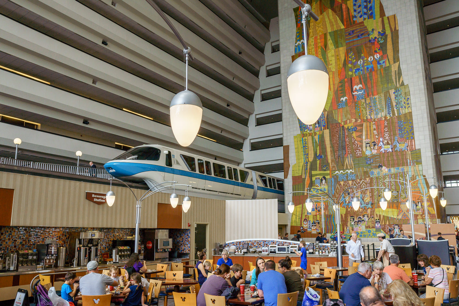 Concourse do Contemporary Resort com o monotrilho da Disney passando por dentro do prédio