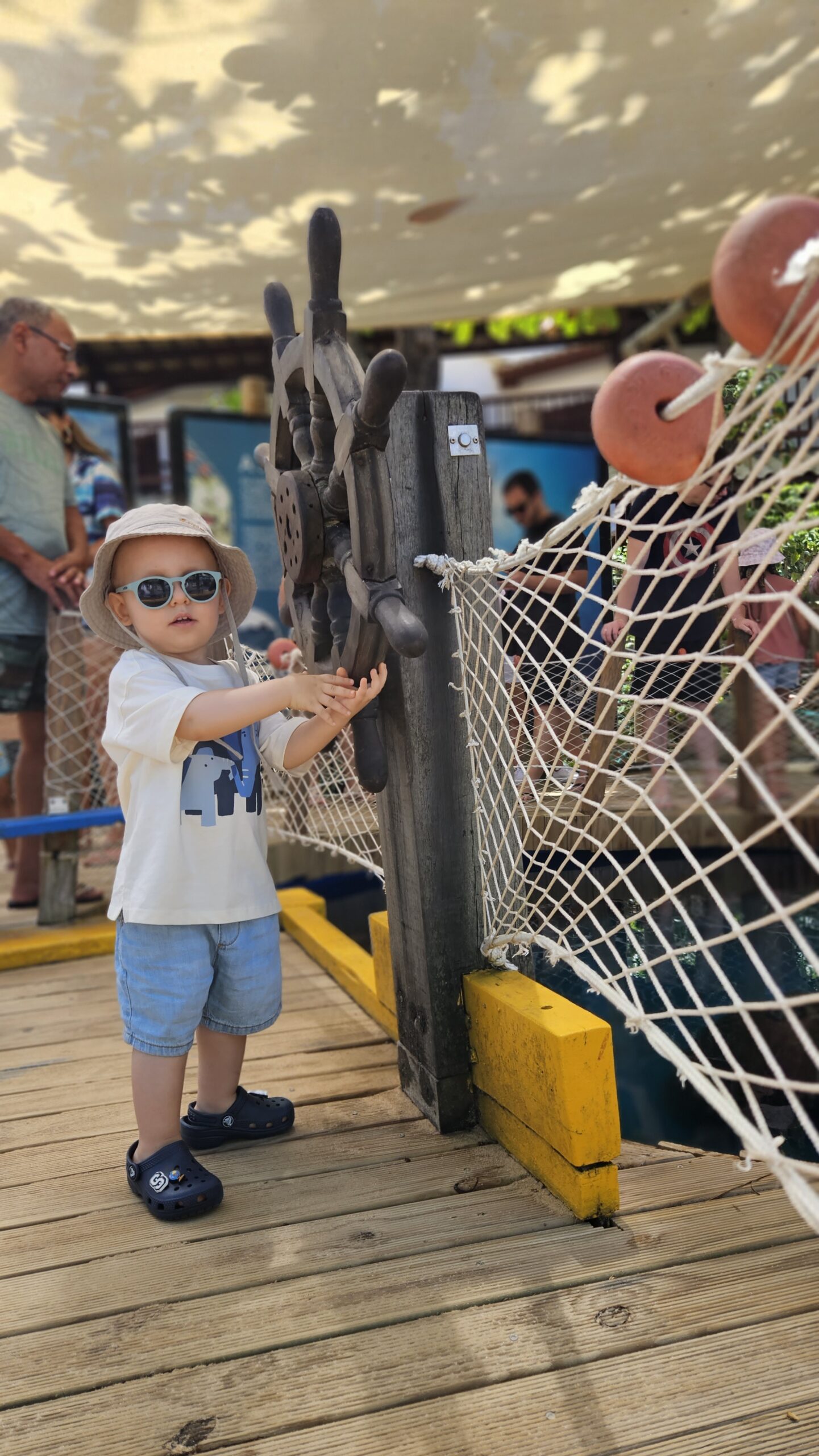 Samuel visitando o Projeto Tamar perto do Iberostar Praia do Forte