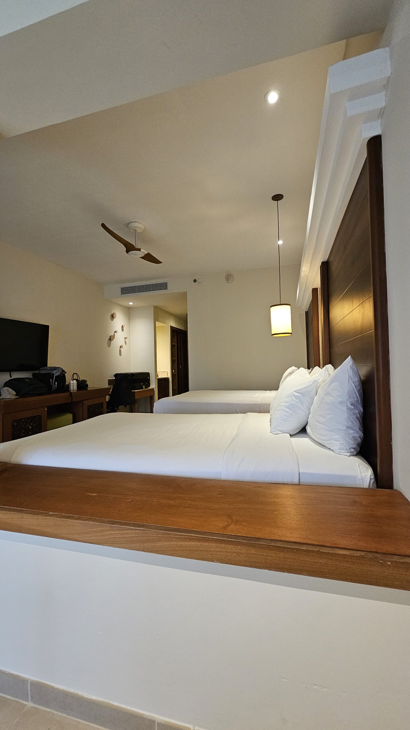 Quarto do Iberostar Praia do Forte com cama de casal, ventilador de teto e varanda ao fundo