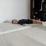Samuel dormindo na cama extra do quarto do Ibis Styles Maceió Pajuçara