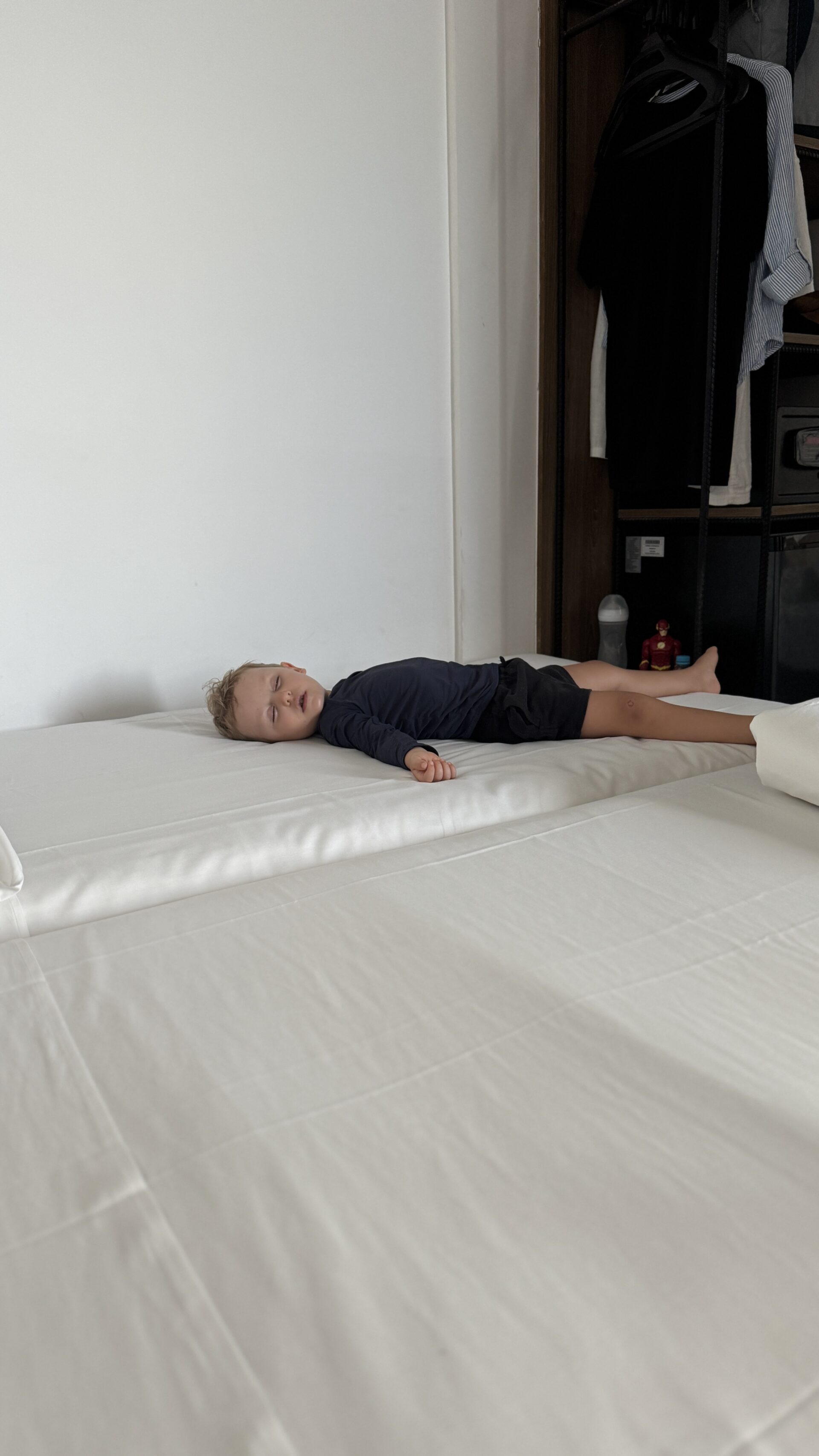 Samuel dormindo na cama extra do quarto do Ibis Styles Maceió Pajuçara