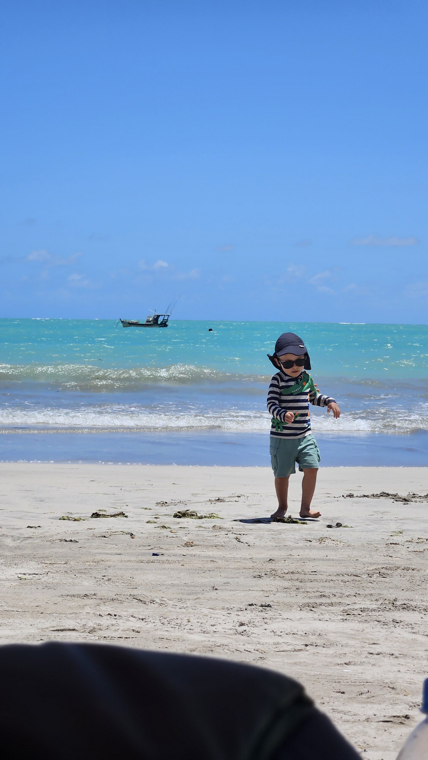 Samuel brincando na areia da Praia de Pajuçara em frente ao Ibis Styles Maceió
