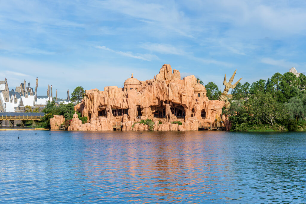 Lagoa do Islands of Adventure com vista para Hogsmeade, area usada pelo barco que liga aos hoteis Universal