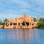 Lagoa do Islands of Adventure com vista para Hogsmeade, area usada pelo barco que liga aos hoteis Universal