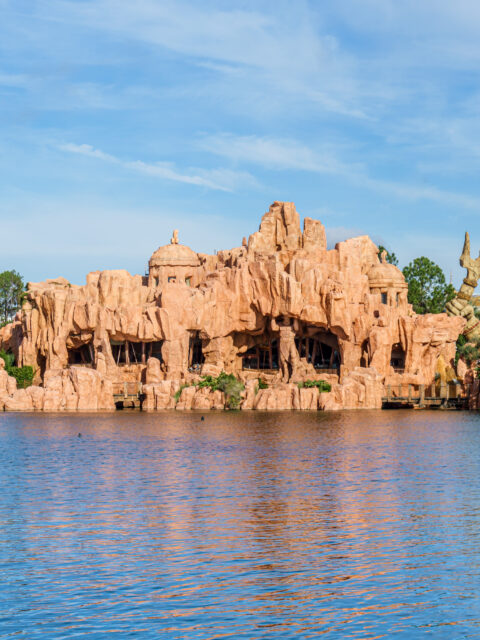 Lagoa do Islands of Adventure com vista para Hogsmeade, area usada pelo barco que liga aos hoteis Universal