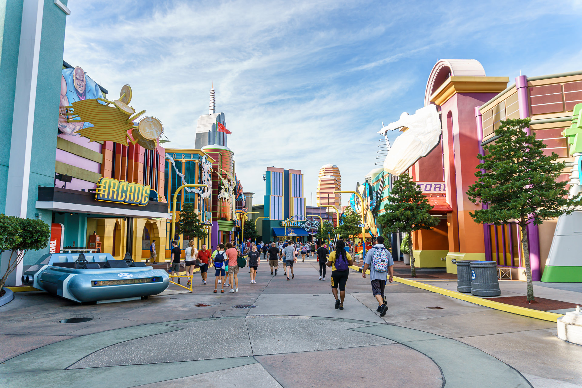 Movimento de visitantes na area da Marvel no Islands of Adventure