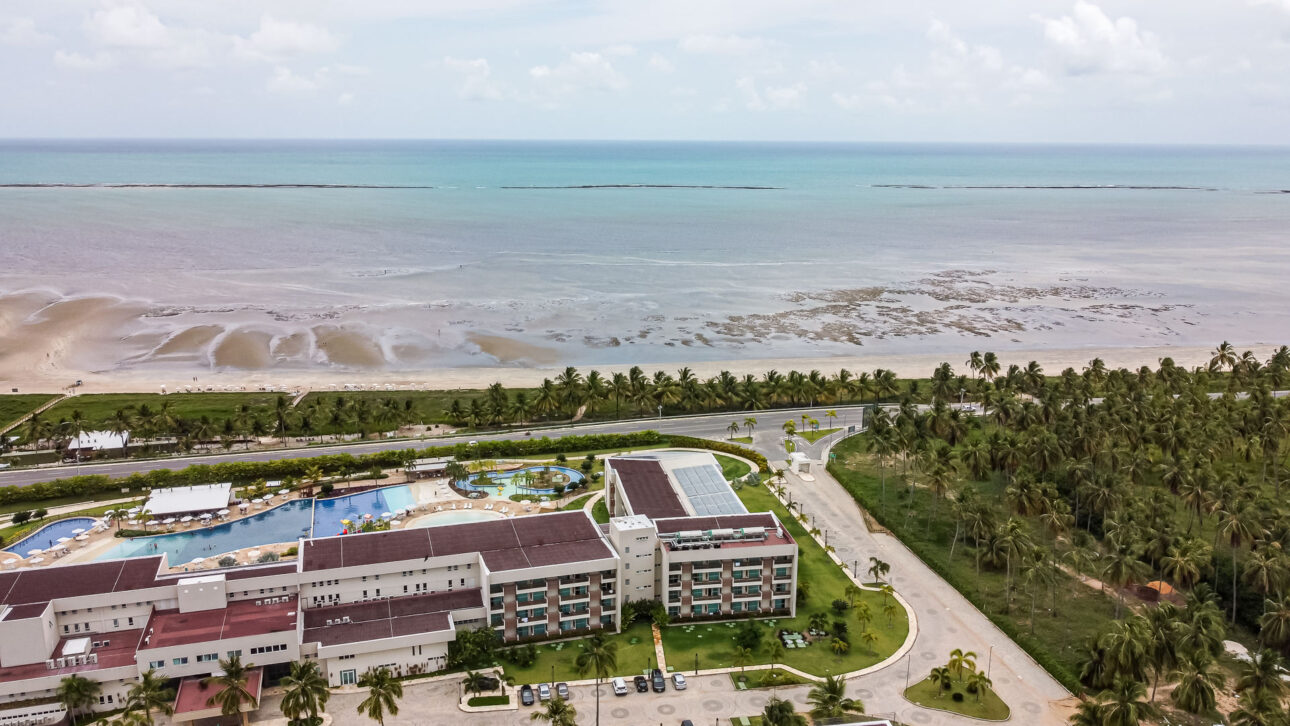 Vista aérea de drone do Japaratinga Lounge Resort com piscinas e praia