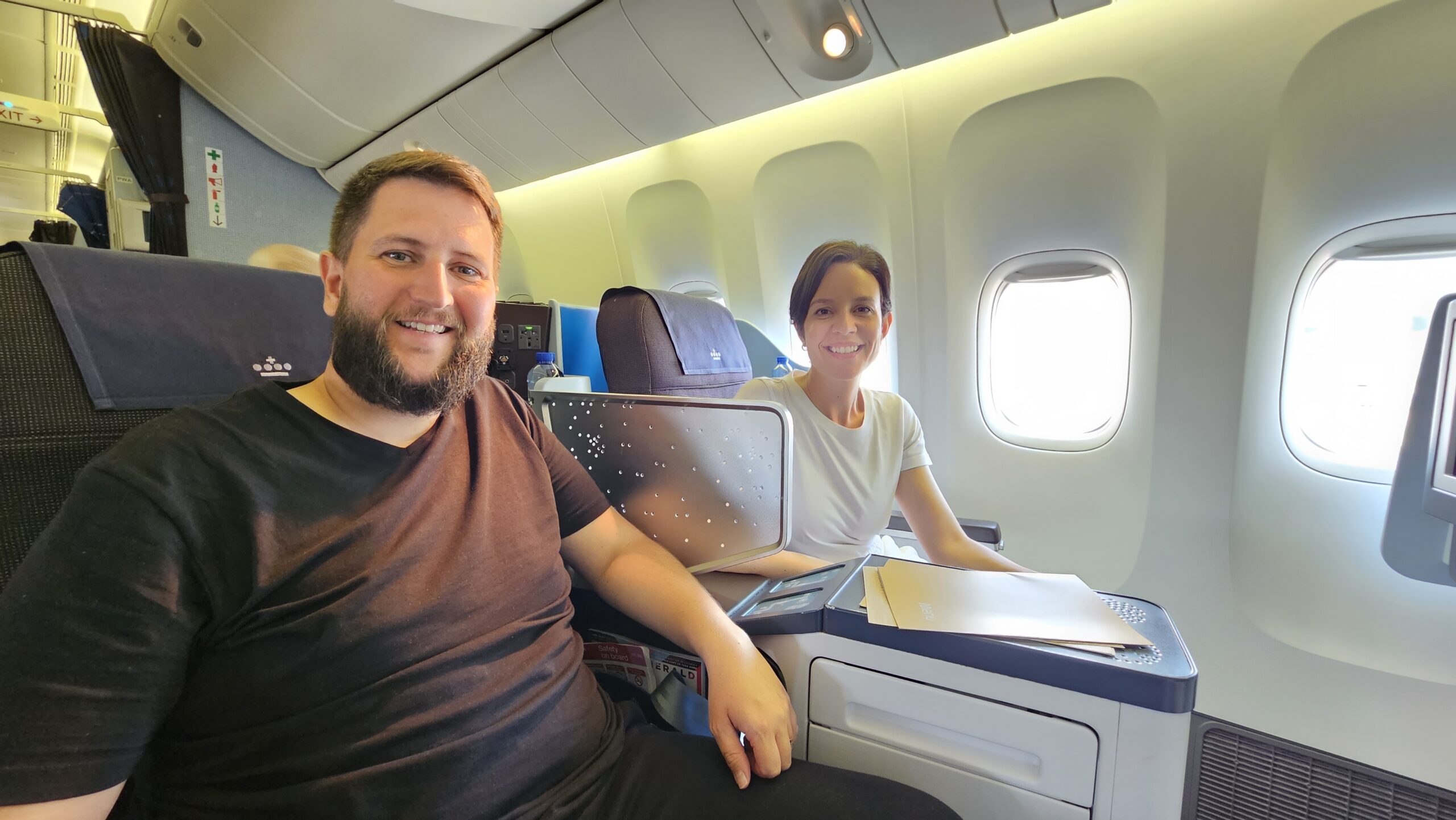 Casal na cabine executiva da KLM em voo emitido com milhas