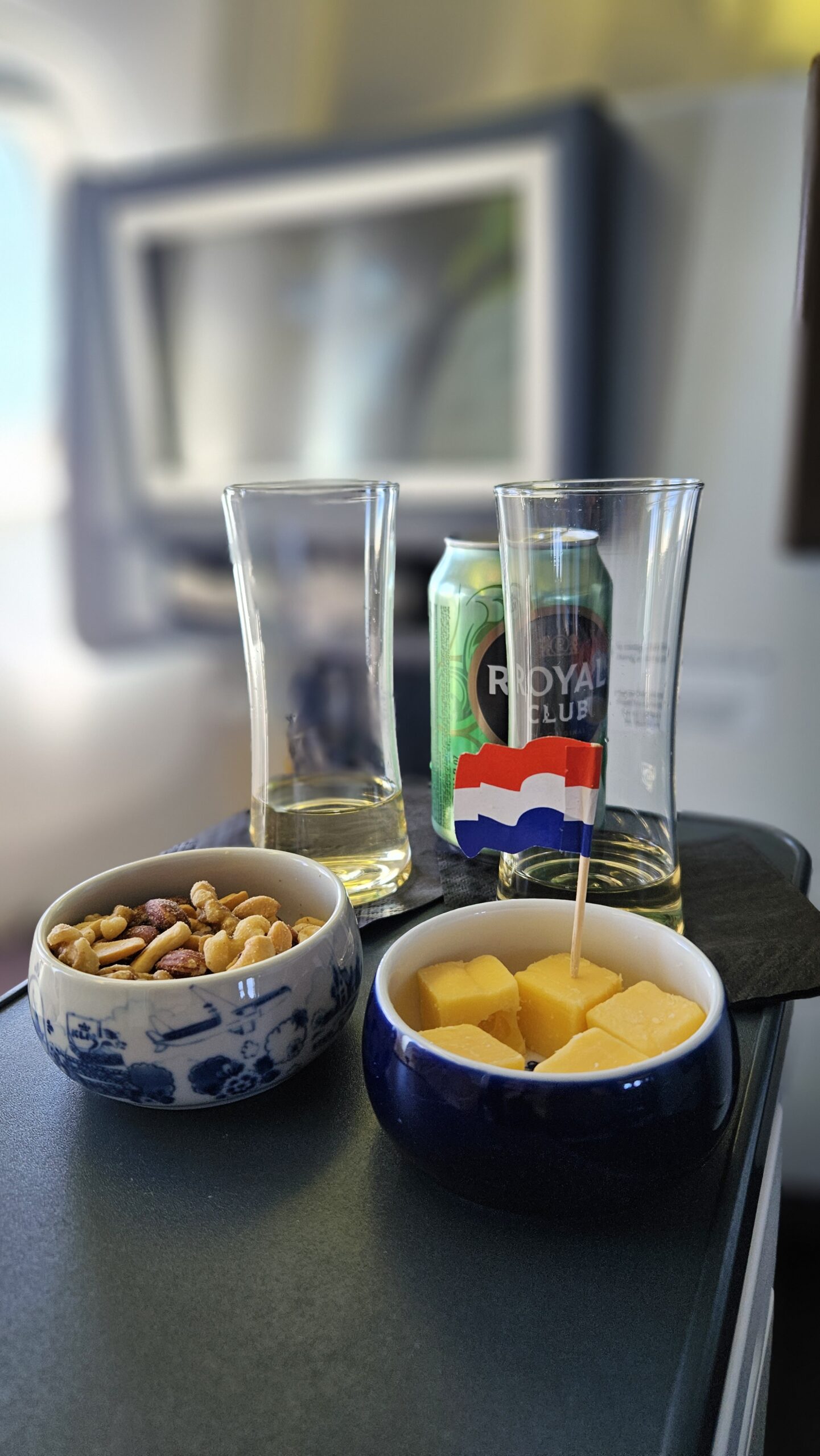 Queijos, castanhas e bebidas no serviço de bordo da executiva da KLM