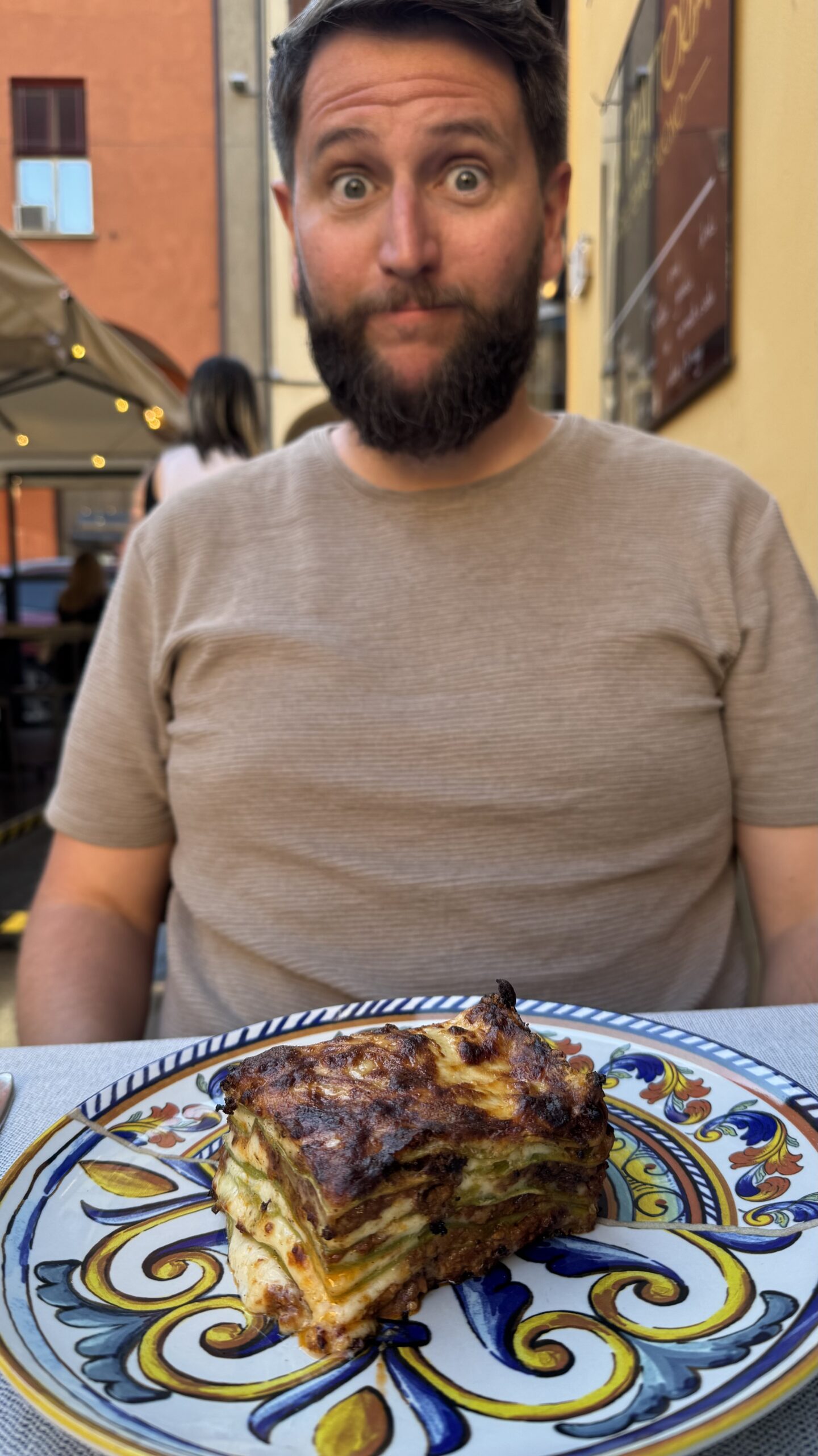 Prato de lasagna verde alla bolognese em Bolonha, com molho branco por cima