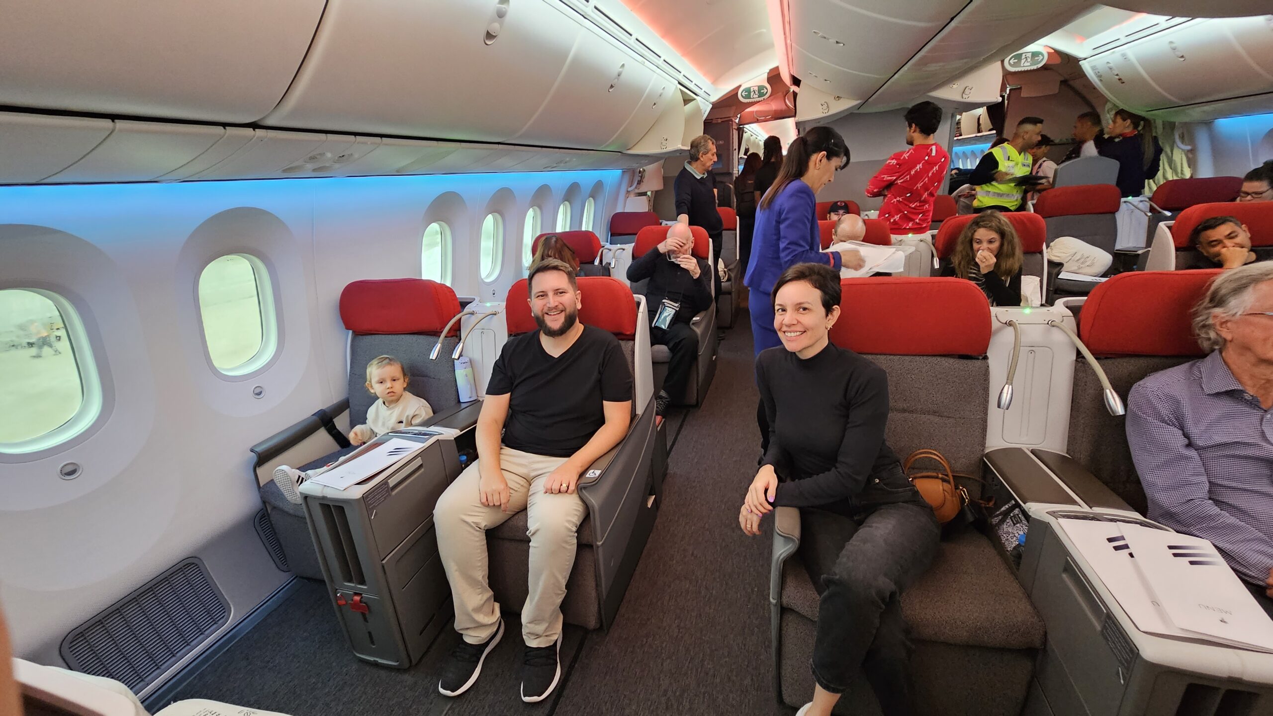 Rudi e Carol com Samuel bebê na cabine executiva da LATAM rumo ao Chile