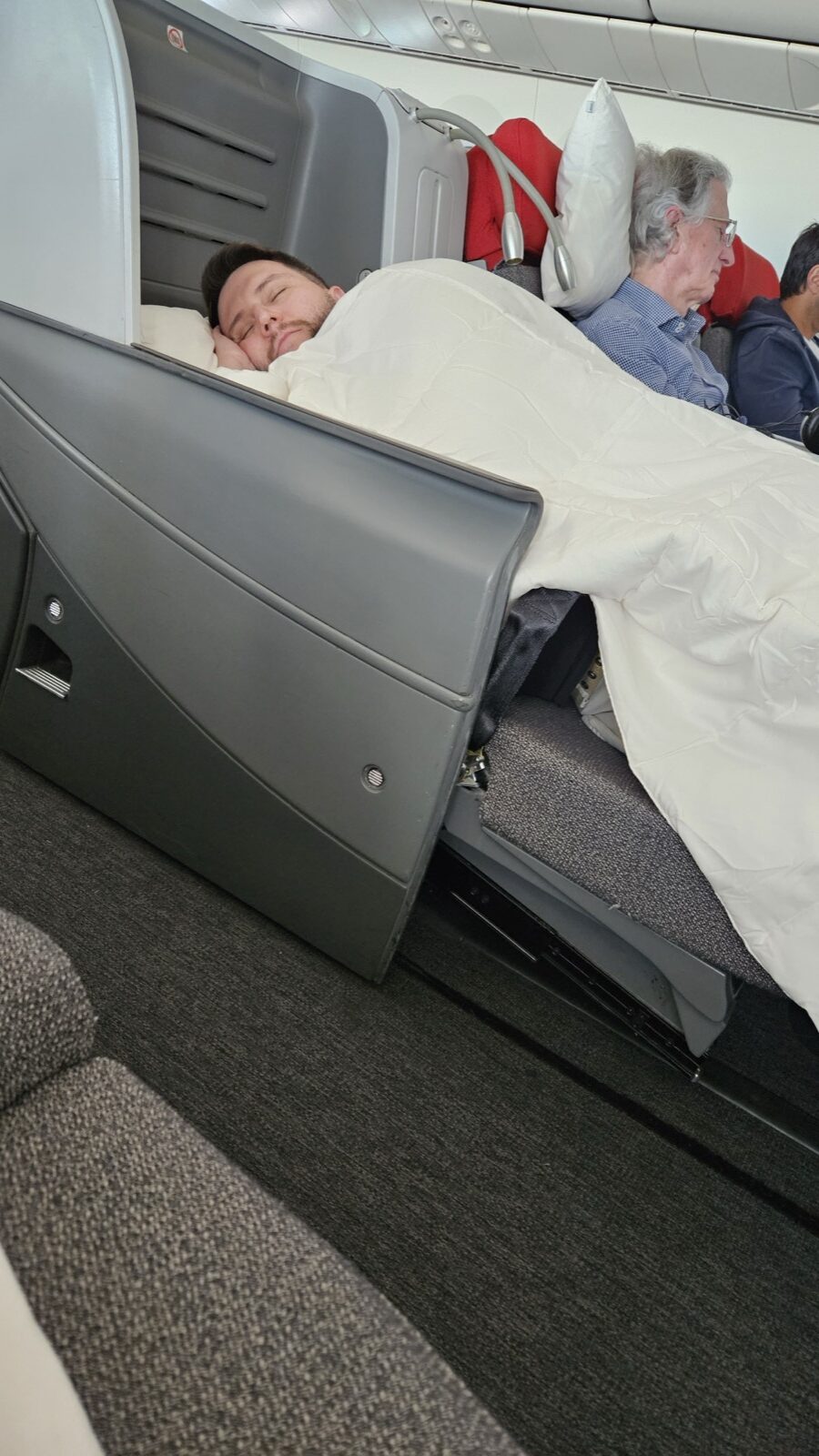 Rudi dormindo na cama da executiva da LATAM