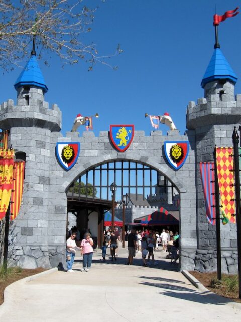 Portao castelo Lego Kingdoms na entrada do Legoland Florida