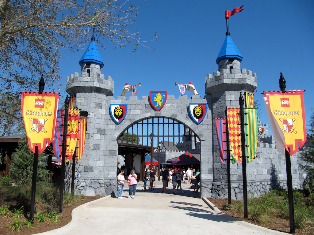 Portao castelo Lego Kingdoms na entrada do Legoland Florida