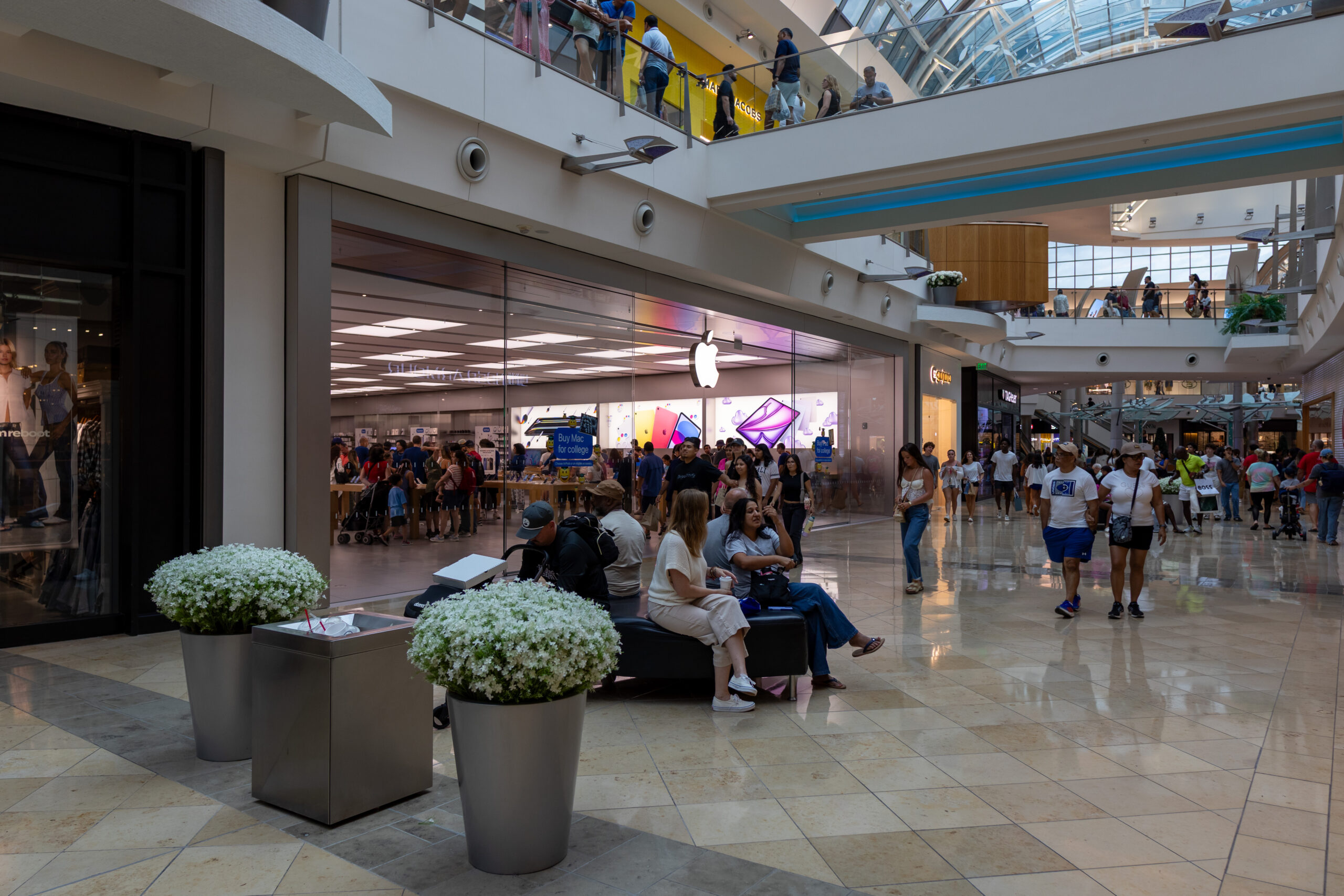Interior da loja da Apple dentro do The Mall at Millenia, em Orlando