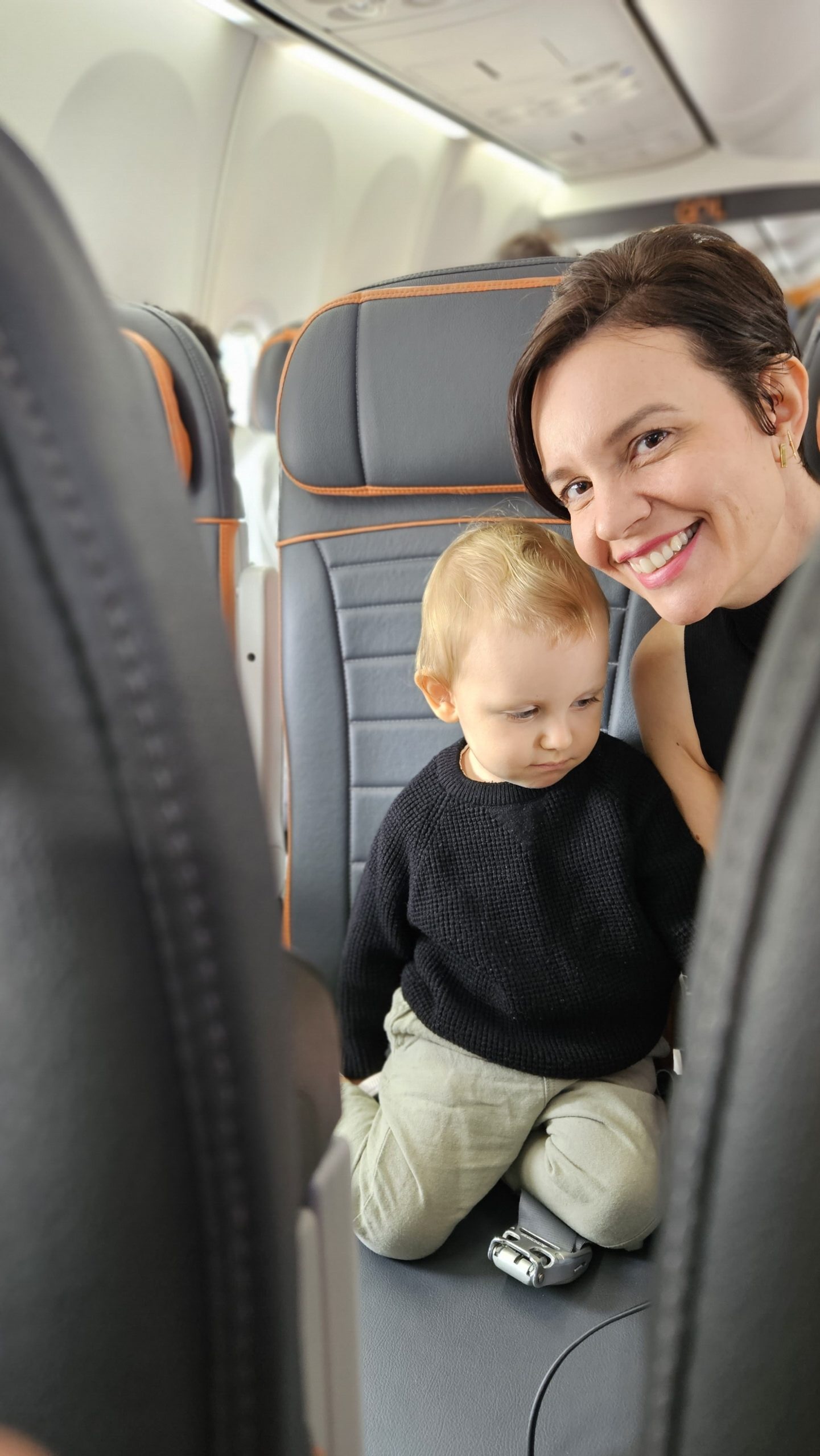 Mãe e filho a bordo do voo comprado usando a estratégia de milhas LATAM