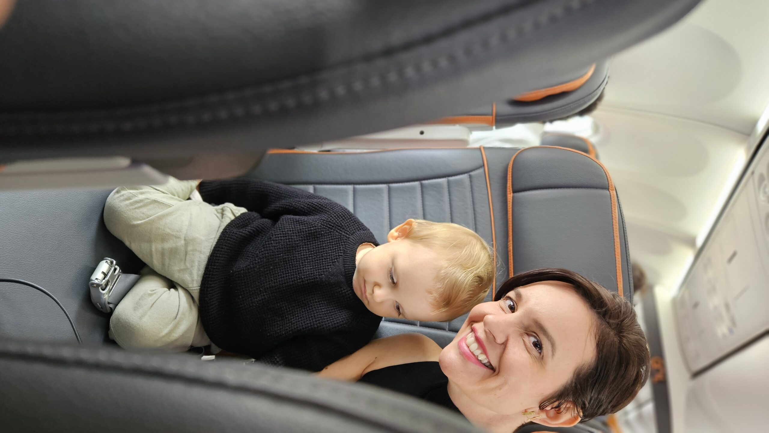 Mãe e filho a bordo do voo comprado usando a estratégia de milhas LATAM