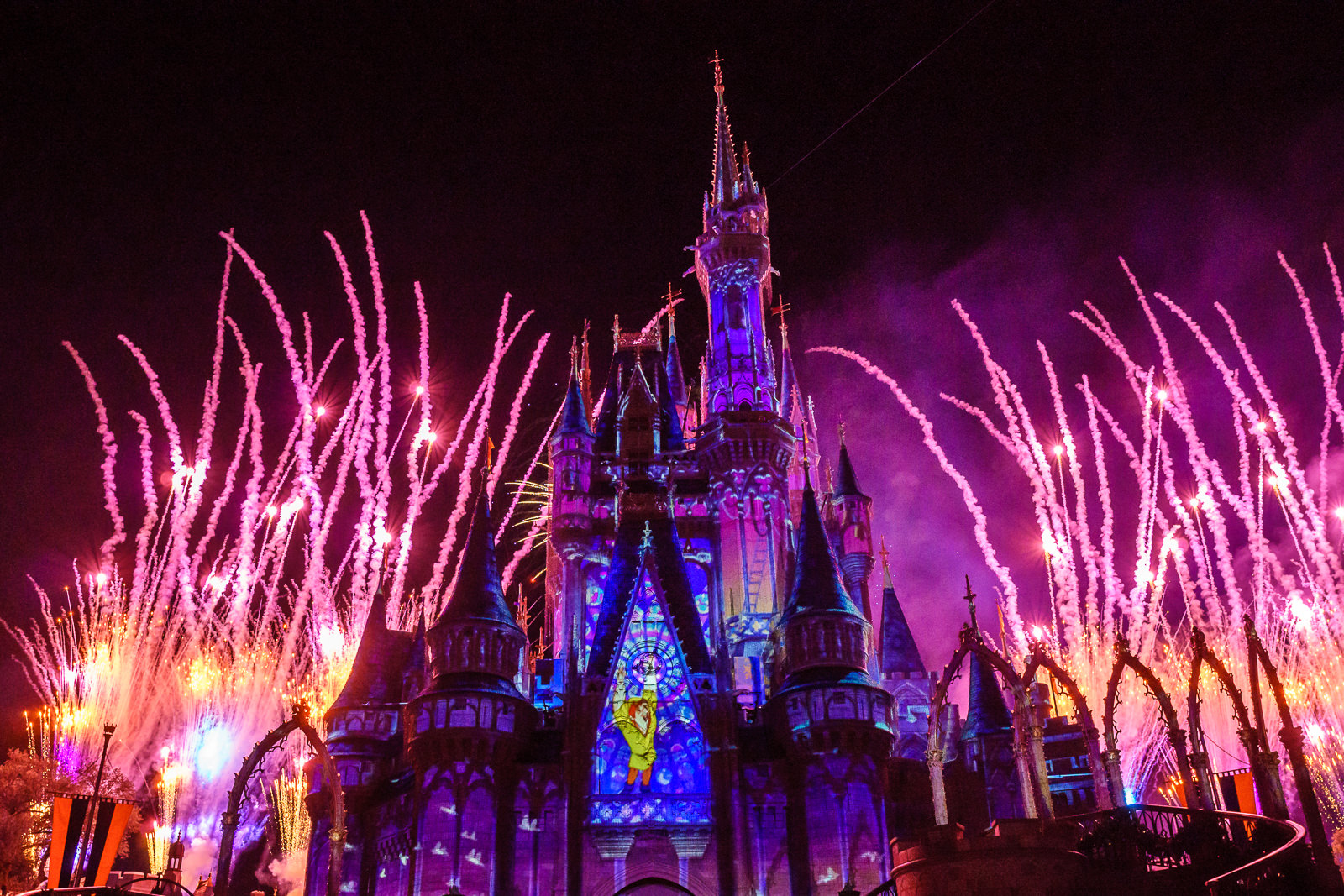 Fogos de artifício iluminando o Castelo da Cinderela no Magic Kingdom em Orlando