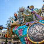 Multidao acompanhando desfile em frente ao castelo no Magic Kingdom