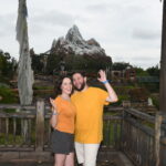 Casal usando MagicBand no pulso durante visita ao Animal Kingdom
