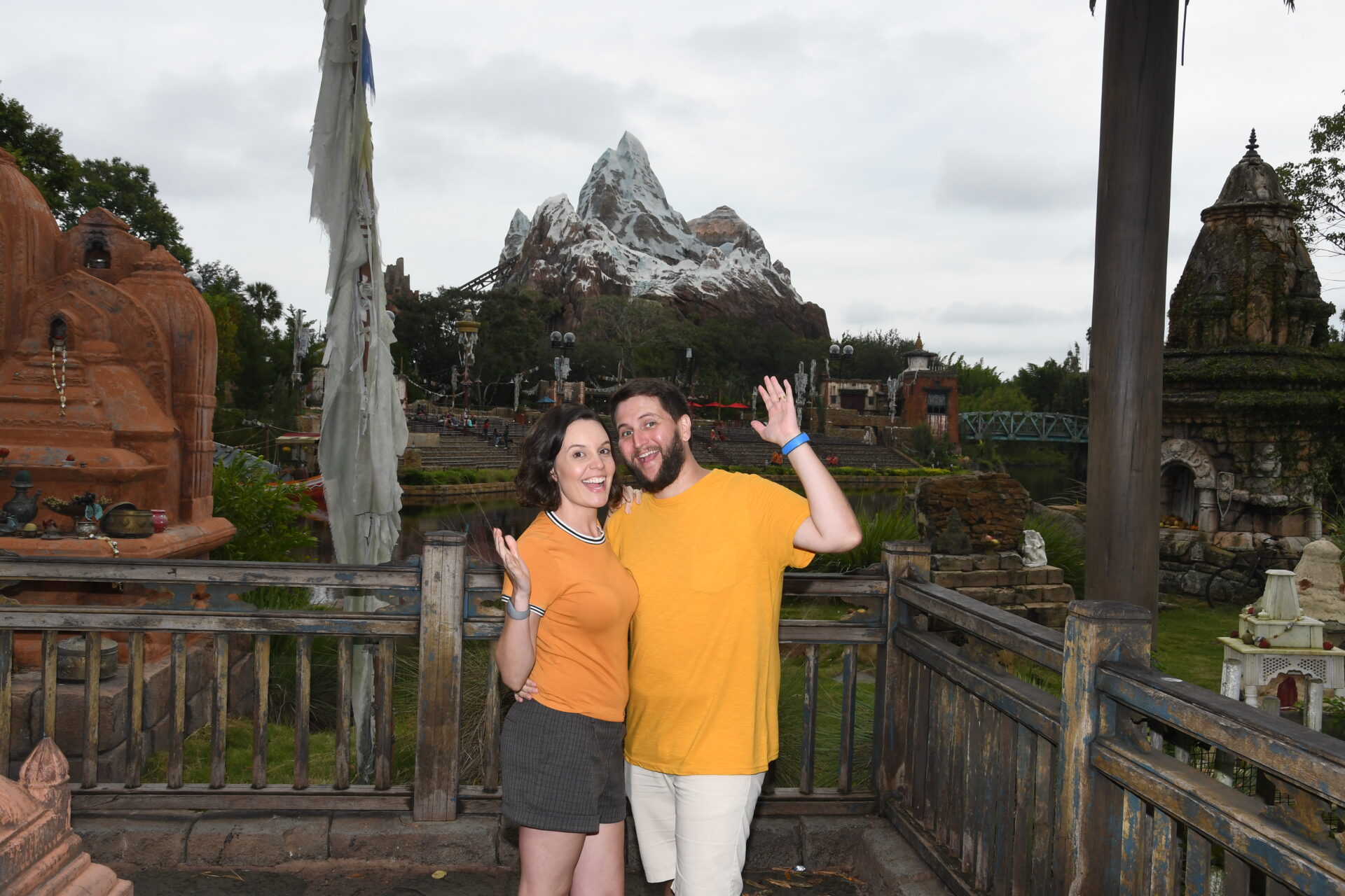 Casal usando MagicBand no pulso durante visita ao Animal Kingdom