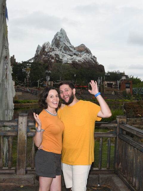 Casal usando MagicBand no pulso durante visita ao Animal Kingdom