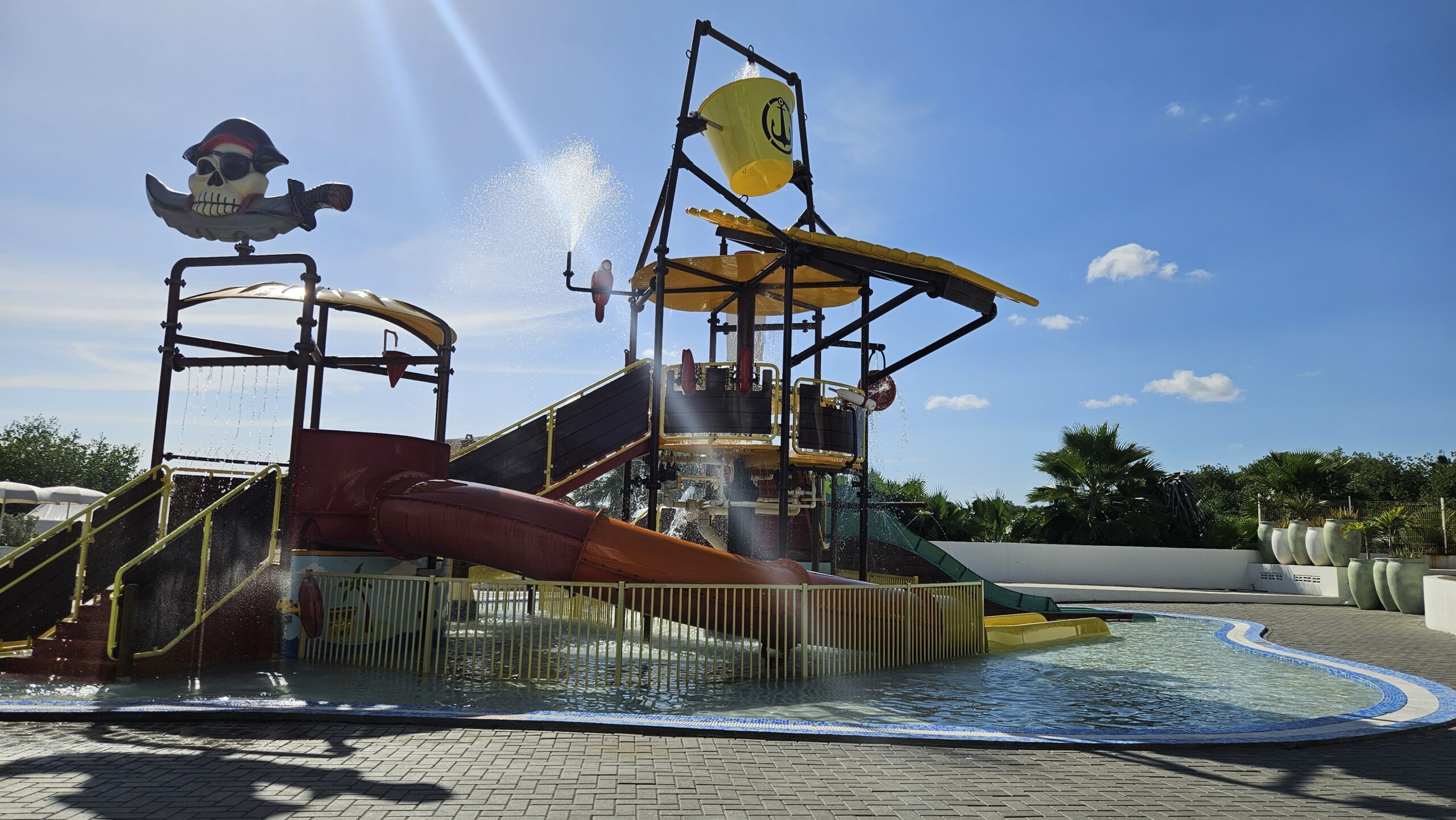 Playground aquático temático de pirata para crianças no Mangrove Beach Resort em Curaçao