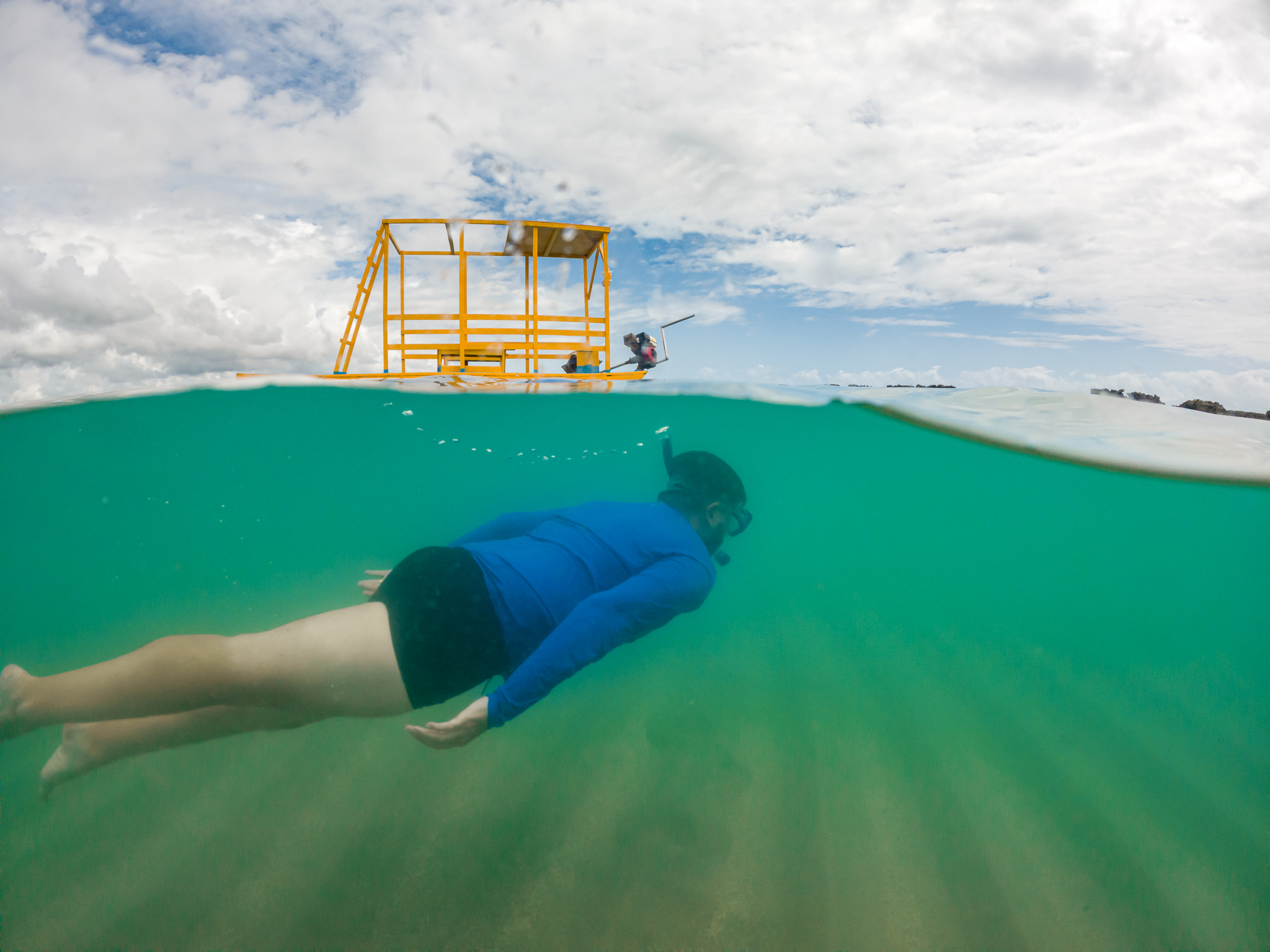 Mergulho em piscina natural de Maragogi com plataforma flutuante de embarque ao fundo