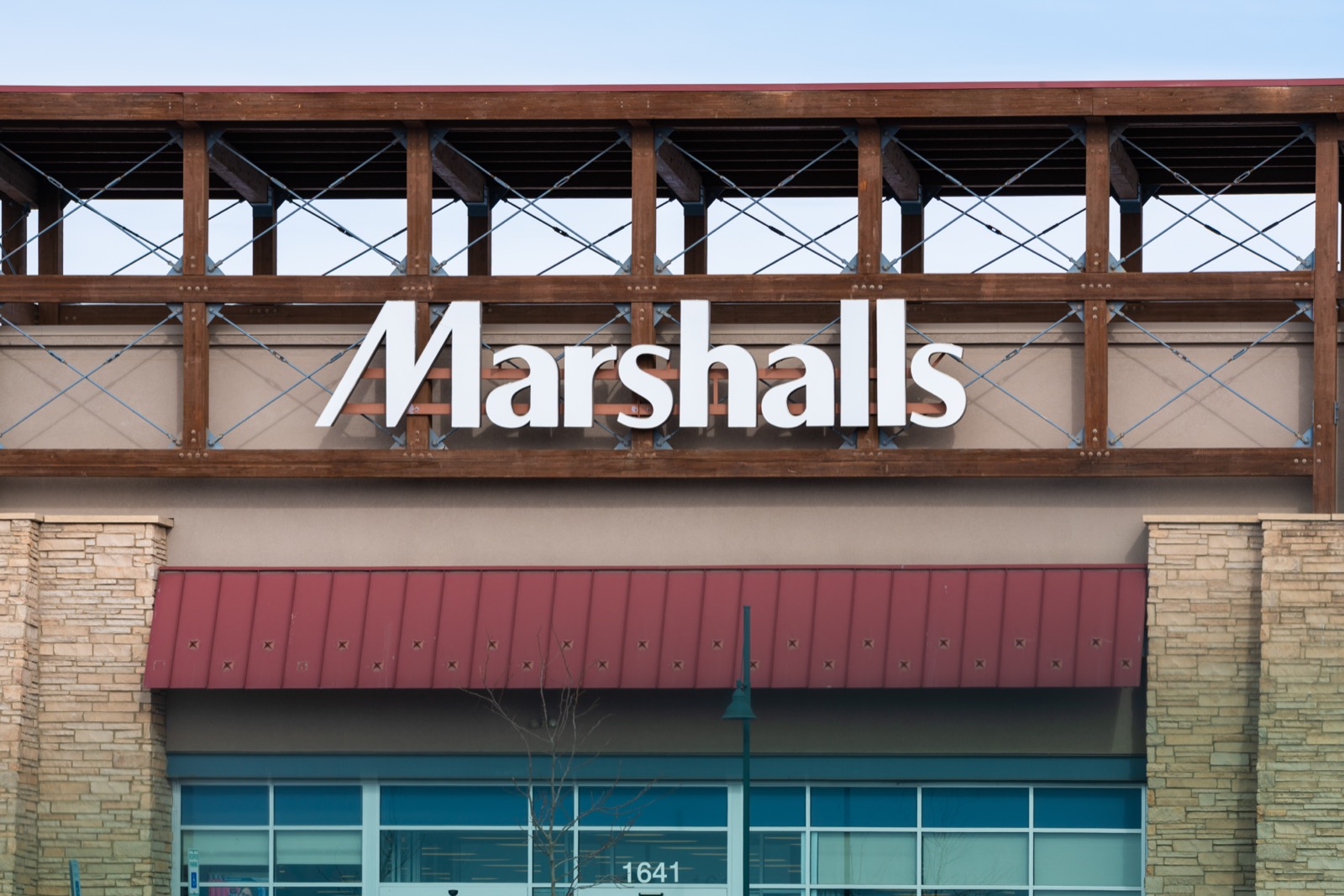 Letreiro branco de uma loja Marshalls sobre fachada com toldo vermelho