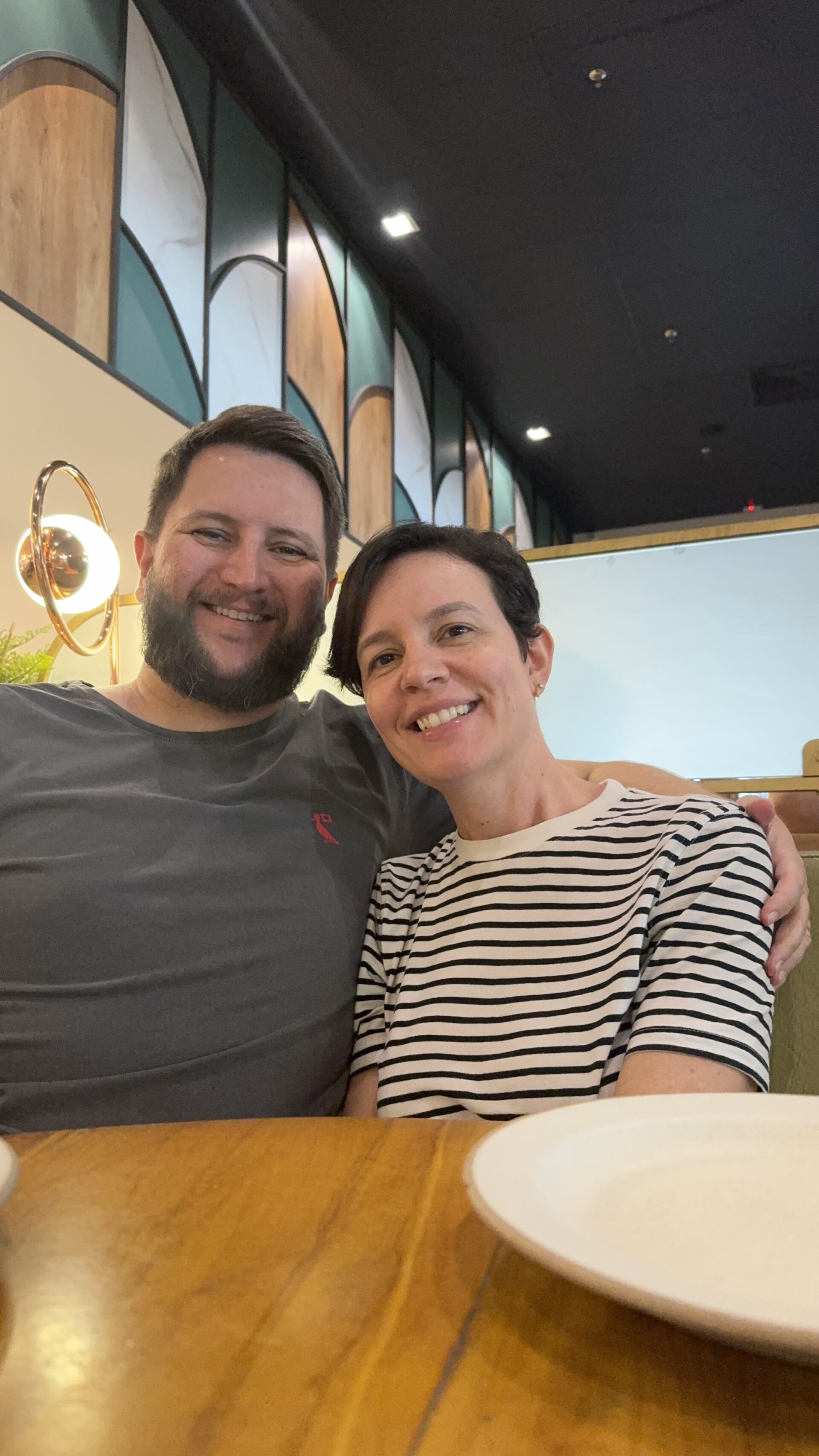 Casal no restaurante do Meliá Brasil 21 em Brasília