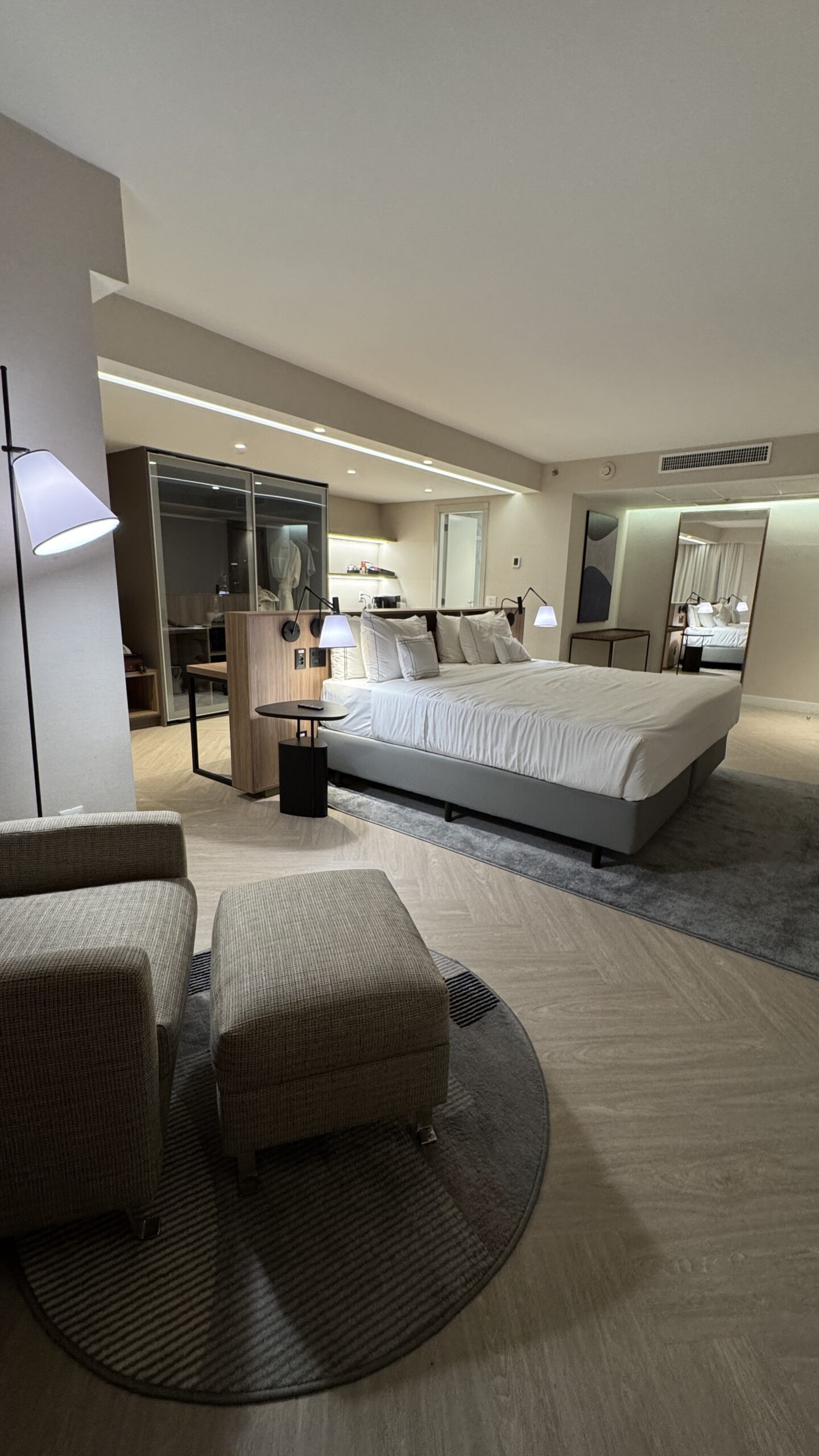 Quarto reformado da categoria The Level no Meliá Brasil 21, sem carpete e com cama king